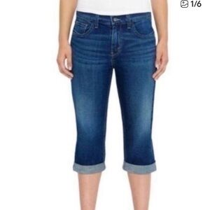 Levi's 515 Capri 10” Mid Rise, Medium Wash Size 10, Blue Jeans With 2.5” Cuff.